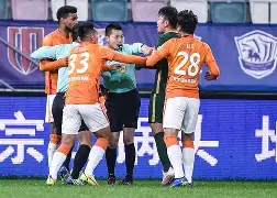 关于中超赛程吃紧，洛杉矶湖人赛前调整名单，球迷炸锅，心理建设被强调的信息