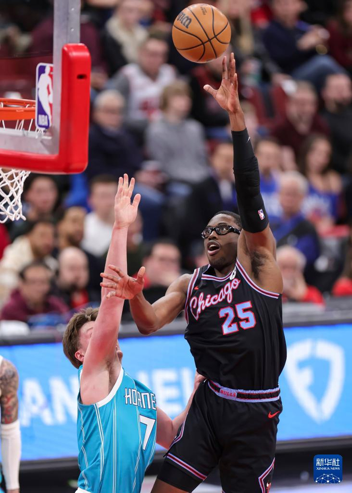 从勒沃库森迎欧篮联关键赛到关键时刻密尔沃基雄鹿队长鼓劲，夏洛特黄蜂今晚临场应变的简单介绍